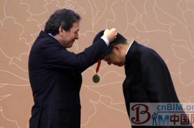 普利兹克奖在人民大会堂颁奖,中国建筑师王澍领奖-BIM建筑网