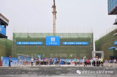 装配式|5月10日，成都新兴工业园服务中心项目成功举办2017年成都天府新区质量安全暨装配式建筑观摩会。该项目是目前西南地区装配率最高的装配式建筑，西南地区首个工业化公建项目、首个采用EPC工程总承包模式的工业化项目、首个采用BIM技术进行图纸深化设计的工业化项目、首个装配式框架结构的装配式建筑项目。-BIM建筑网