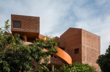 BIM建筑|用红砖构建起俏皮的空间,好像一座宏大乐高的Chuon Chuon Kim 2幼儿园-BIM建筑网