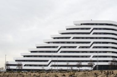 BIM建筑|自由曲线修建的白色雕塑:湖畔天台公寓-BIM建筑网