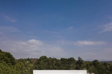 BIM建筑|在宏大的“T”形屋顶上远眺海面:霍夫曼之家-BIM建筑网