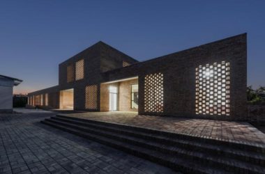 BIM建筑|鹄立于村落地盘,朴素而暖和:三河村村平易近运动中间 / 垣建筑-BIM建筑网