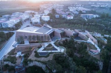 BIM建筑|黄地盘上错落睁开的“折扇”:郑州建业足球小镇旅客中间 / 水石设计-BIM建筑网