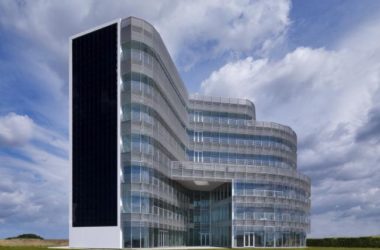 BIM建筑|蓝白日幕下的宏大雕塑:意年夜利Forti Holding Spa 总部与办公楼 / ATIproject-BIM建筑网