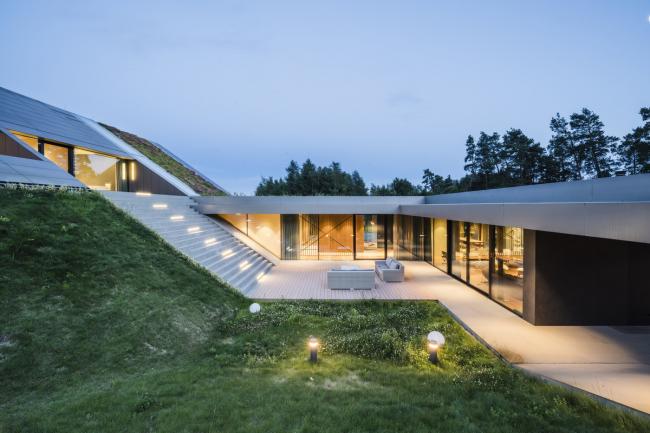 BIM建筑|遗落于荒野上的一顶凉帽:绿色线条小屋 / Mobius Architects-BIM建筑网