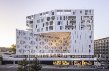 BIM建筑|如纯白蕾丝裙般优雅圣洁:蒙特皮埃酒店综合体 / Manuelle Gautrand Architecture-BIM建筑网