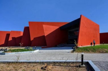 BIM建筑|来自火红色的热烈暴击:角形网格梁架遮荫下的校园 / Sanjay Puri-BIM建筑网