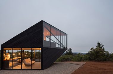 BIM建筑|2DM Arquitectos在智利海岸建造多面体度假小屋-BIM建筑网
