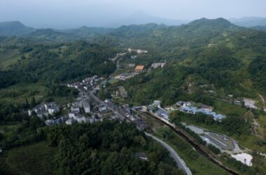 BIM建筑|在半山崖的废弃鸡棚,用峰峦“盖”一座共享工厂 / 时地建筑-BIM建筑网