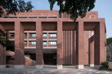BIM建筑|几何秩序下的红砖魅力:惠州宏华学校 / 柏涛设计-BIM建筑网