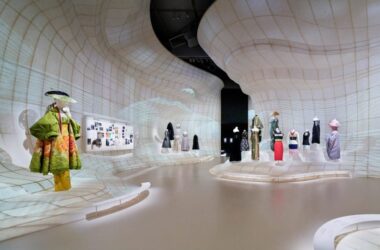 BIM建筑|OMA为东京迪奥展览打造“讲故事的舞台”-BIM建筑网